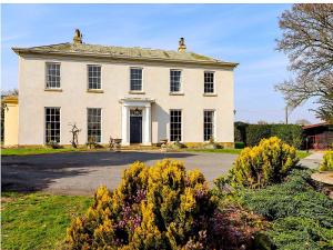 a large white house with a large driveway at Moortown House in Market Rasen