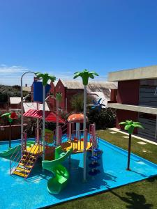 uma piscina com parque aquático com parque infantil em Audencia del Mar em La Paloma