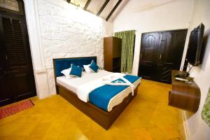 - une chambre avec un lit doté d'oreillers bleus et blancs dans l'établissement ILIF 2707 Baywatch Villa - Sea side Elegance, à Nagaon