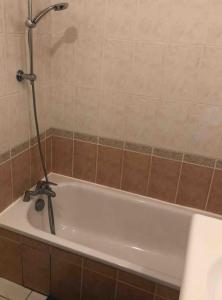 Et badeværelse på Au Clos Célestin - Beau T4 - 86 m2 - Terrasse 35 m2 - Jardin 68 m2 + 21 billeder