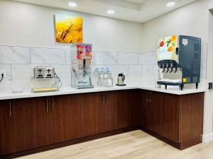 Een keuken of kitchenette bij Comfort Inn & Suites Houston I-10 West Energy Corridor