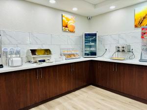 Una cocina con encimera con encimera. en Comfort Inn & Suites Houston I-10 West Energy Corridor, en Houston