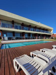 un resort con piscina e sedie a sdraio di Audencia del Mar a La Paloma