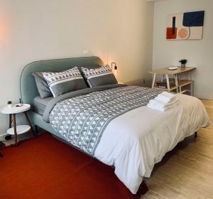 Schlafzimmer mit einem großen Bett mit einem grünen Kopfteil in der Unterkunft Urban Nest, Studio, Ground Floor in Halifax