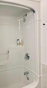 uma casa de banho branca com um lavatório e um chuveiro em Urban Nest, Studio, Ground Floor em Halifax