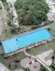 an overhead view of a large swimming pool at ArasTwo JQ Homestaykk LEVEL 22 SEAVIEW in Kota Kinabalu