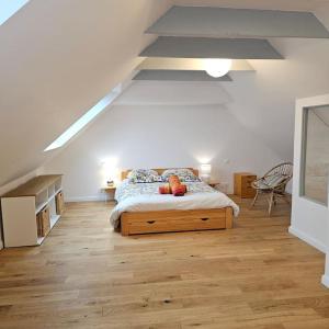 ein Schlafzimmer mit einem Bett auf einem Dachboden in der Unterkunft Maison lumineuse entre mer et campagne 6 personnes in Plouguerneau