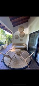 een terras met een tafel en stoelen bij Tinamaste in Uvita