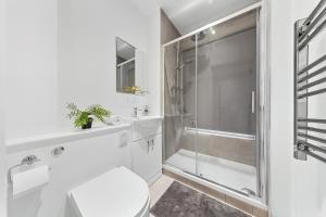 Baðherbergi á Modern One Bedroom Flat - Near Heathrow, Windsor Castle, Thorpe Park - Staines London TW18