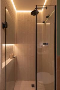 a shower with a glass door in a bathroom at Studio Alto Padrão Brooklin in Sao Paulo +7 photos