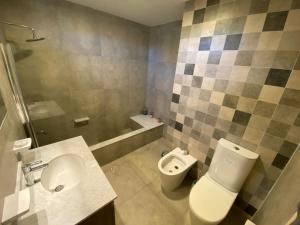 La salle de bains est pourvue de toilettes, d'un lavabo et d'une douche. dans l'établissement Casa del lago, à Termas de Río Hondo