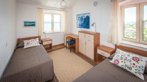 Televízia a/alebo spoločenská miestnosť v ubytovaní Nautilus-Bay Steinhaus im Dorf von Zavala für 2-7 Personen, 3 Schlafzimmer