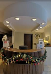 an office with a christmas wreath on the front of airusacistacist at BusinessHotel Am Peetzsee Grünheide 