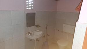 łazienka z umywalką i toaletą w obiekcie MANAS RAY HOMESTAY w mieście Jyoti Gaon