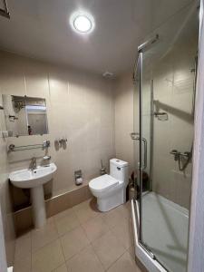 ein Bad mit einem WC, einem Waschbecken und einer Dusche in der Unterkunft Maryam hotel in Samarkand