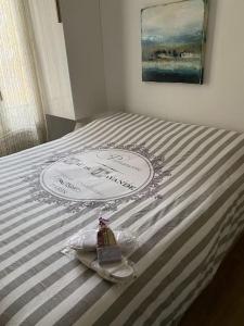 Una cama con una toalla con una botella de bebé. en 2 pièces au centre de Monaco en Montecarlo