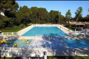uma grande piscina com água azul em Joli T2 - domaine de la Coudouliere - Piscine em Six-Fours-les-Plages