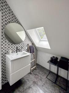 ein Bad mit einem Waschbecken und einem Spiegel in der Unterkunft Chalet Le René-Sens - 5 pers - Grande terrasse - bain nordique in Boutx