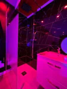 a pink bathroom with a sink and a shower at MJ Lust Room, centre var proche Verdon, cotignac, ambiance romantique in Montfort-sur-Argens