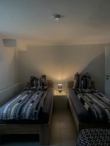 Un pat sau paturi într-o cameră la L&L A66 Ferienwohnung