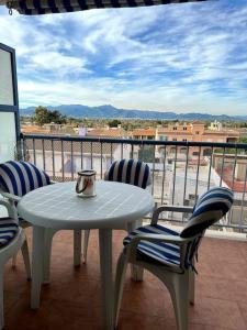 een tafel en stoelen op een balkon met uitzicht bij Apartamento El Faro playa Nules in Castellón de la Plana
