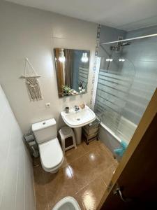 W łazience znajduje się toaleta, umywalka i prysznic. w obiekcie Apartamento El Faro playa Nules w mieście Castellón de la Plana