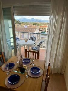 a dining room table with a view of a balcony at Apartamento El Faro playa Nules in Castellón de la Plana