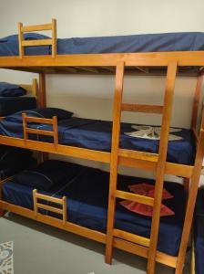 Etagenbett mit blauen Etagenbetten in einem Zimmer in der Unterkunft Nosso Canto in Cambuí