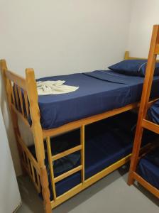 ein Etagenbett mit einer blauen Decke drauf in der Unterkunft Nosso Canto in Cambuí