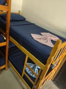 ein Schlafzimmer mit einem Etagenbett mit einer blauen Matratze in der Unterkunft Nosso Canto in Cambuí