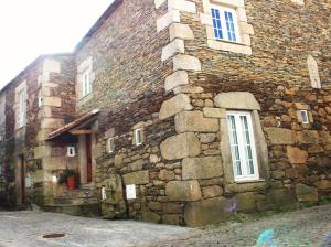 - un bâtiment en pierre avec une fenêtre sur le côté dans l'établissement Casa Retiro de Xisto, à Videmonte