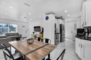 a kitchen and dining room with a table and chairs at Holiday Home 4 Bedrooms with Private Pool near HardRock Casino in Hollywood