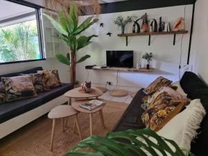 sala de estar con sofá y mesa en Villa54, en La Saline-Les-Bains