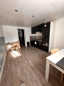 cocina con mesa y sillas en una habitación en logement pour séjourner, en Aix-en-Provence
