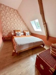 Schlafzimmer mit einem Kingsize-Bett und einem Fenster in der Unterkunft Chalet Le René-Sens - 5 pers - Grande terrasse - bain nordique in Boutx