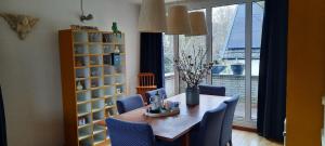 comedor con mesa de madera y sillas azules en Knuzzz&brocante en Apeldoorn