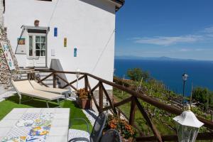 vistas al océano desde el balcón de una casa en Holidays Perla d'Amalfi, en Amalfi