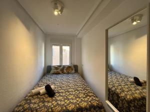 Marbella Sea View Apartament في آريناليس ديل سول: غرفة نوم بسرير ومرآة كبيرة