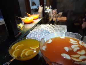 Natura Tusnad في بايلي توشناد: منضدة مع طبقين من المشروبات والأكواب