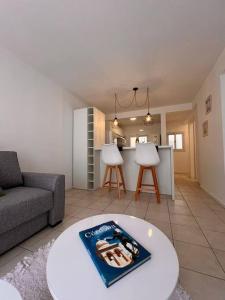 een woonkamer met een bank en een tafel bij erental.arg departamento centro in Cordoba