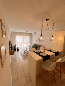 een keuken en een woonkamer met een tafel en stoelen bij erental.arg departamento centro in Cordoba