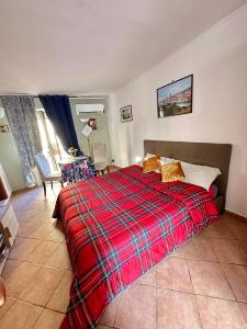 ナポリにあるThe Romantic Houseのベッドルーム1室(赤い毛布付きのベッド1台付)