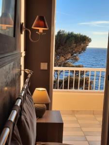 カリー・ル・ルエにあるLe Paradis Bleuの海の景色を望むバルコニーが備わる客室です。