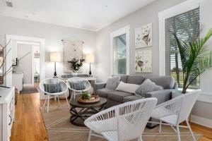 フレデリックスバーグにあるHello Bungalow - Hot Tub Fire Pit 1 BLK to Mainのソファと椅子のあるリビングルーム +51枚の写真