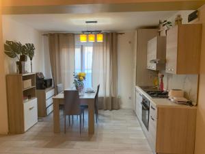 Η κουζίνα ή μικρή κουζίνα στο ANNABELLE Comfort & Luxury Apartament brand new!