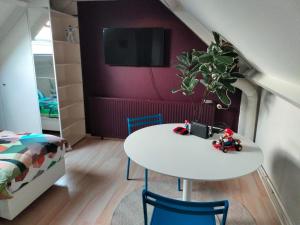 een tafel met twee speelgoedauto's erop in een kamer bij Holiday Home 't Groene Hart in Alphen aan den Rijn