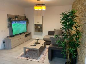 Μια τηλεόραση ή/και κέντρο ψυχαγωγίας στο ANNABELLE Comfort & Luxury Apartament brand new!
