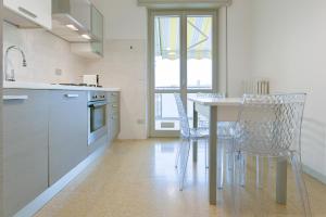 - une cuisine avec une table et des chaises dans la chambre dans l'établissement LHE Central View Boutique, à Cesena