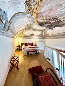 Habitación con 2 camas y una pintura en el techo. en Case Natoli - Residenze d'Epoca, en Palermo
