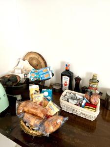 stół z jedzeniem i koszami z jedzeniem w obiekcie Case Natoli - Residenze d'Epoca w mieście Palermo